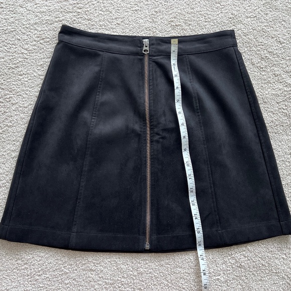 Aritzia Wilfred Free Leah Faux Suede Mini Skirt - Picture 4 of 6